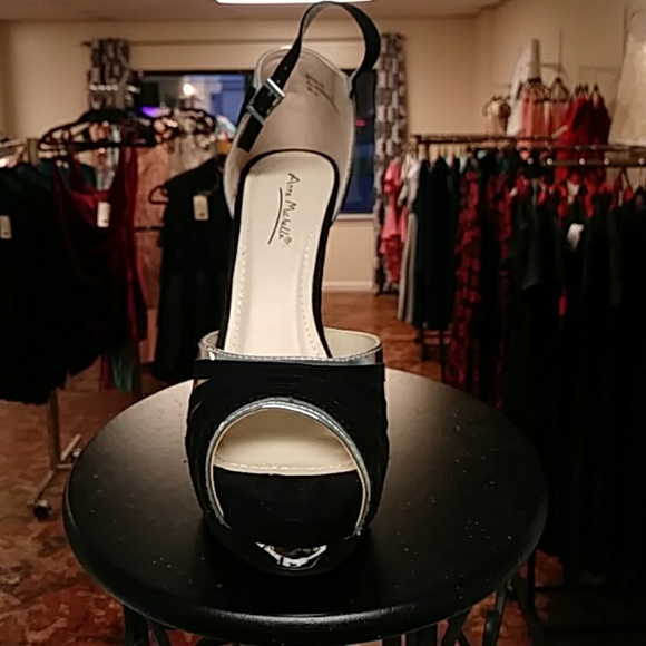 WEEKEND SHOE SALE FINAL PRICE - Picture 2 of 3